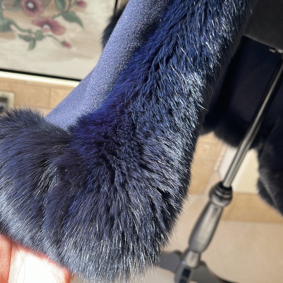 MANETTI Women’s Navy Blue Cashmere and Fox Fur Cape - One Size Fits All - Picture 3 of 7